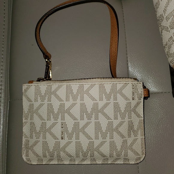 MK Jet Set Wristlet - Picture 3 of 4